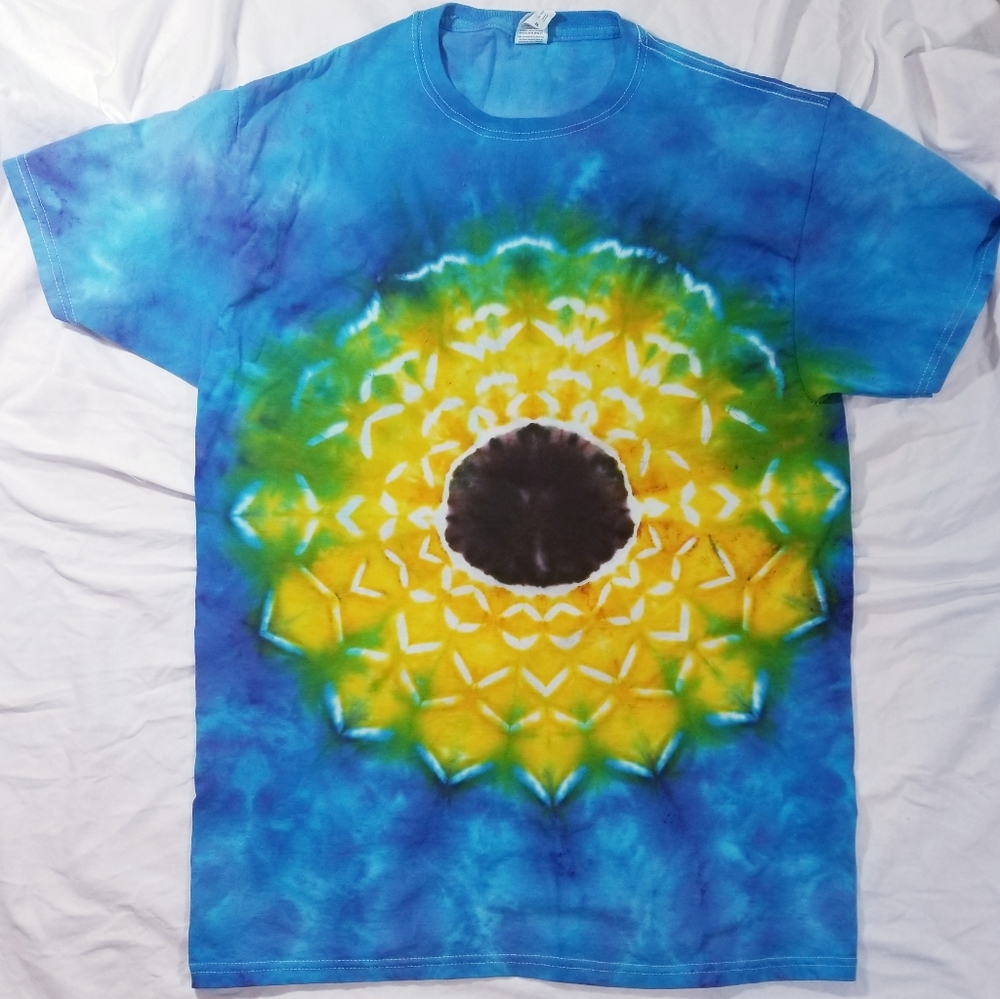 🌻custom dyed sunflower tee